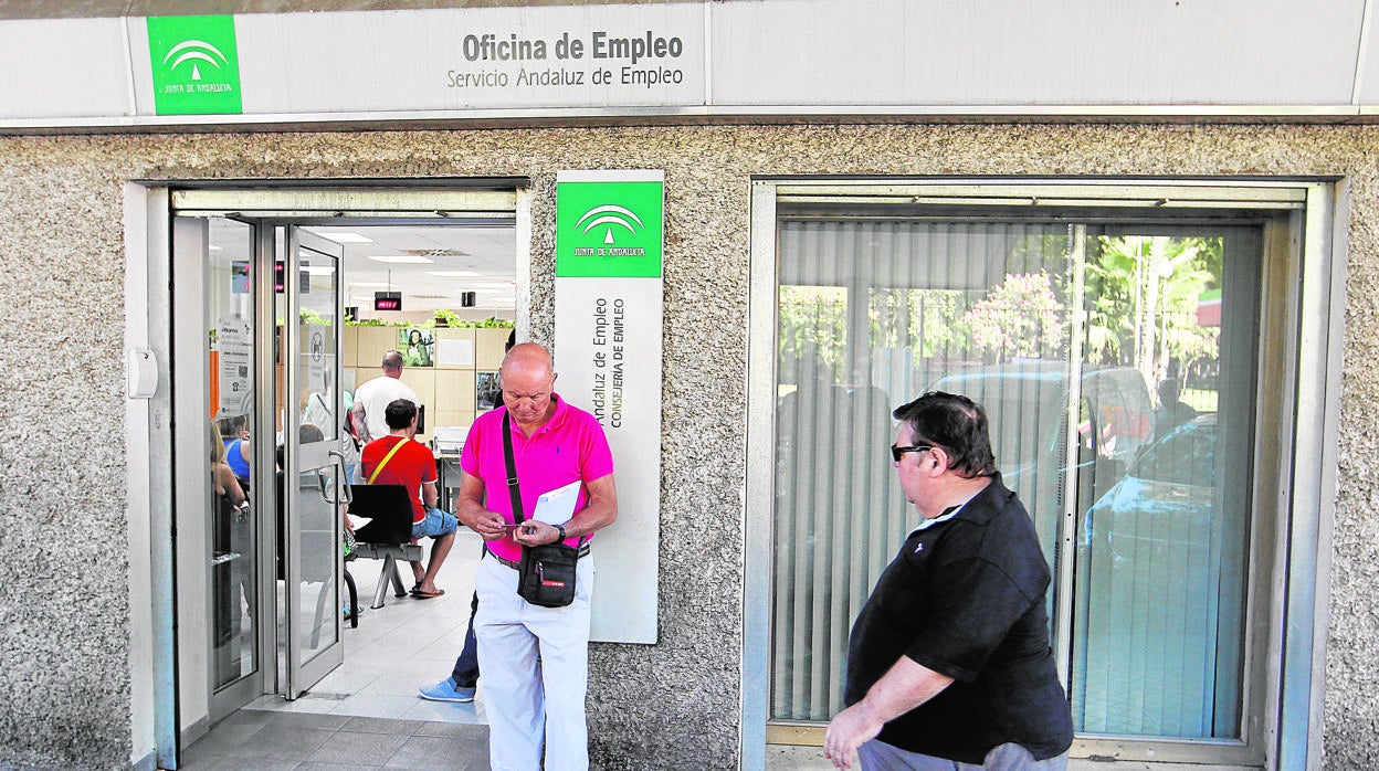 Un hombre espera su turno en una oficina de empleo del SAE