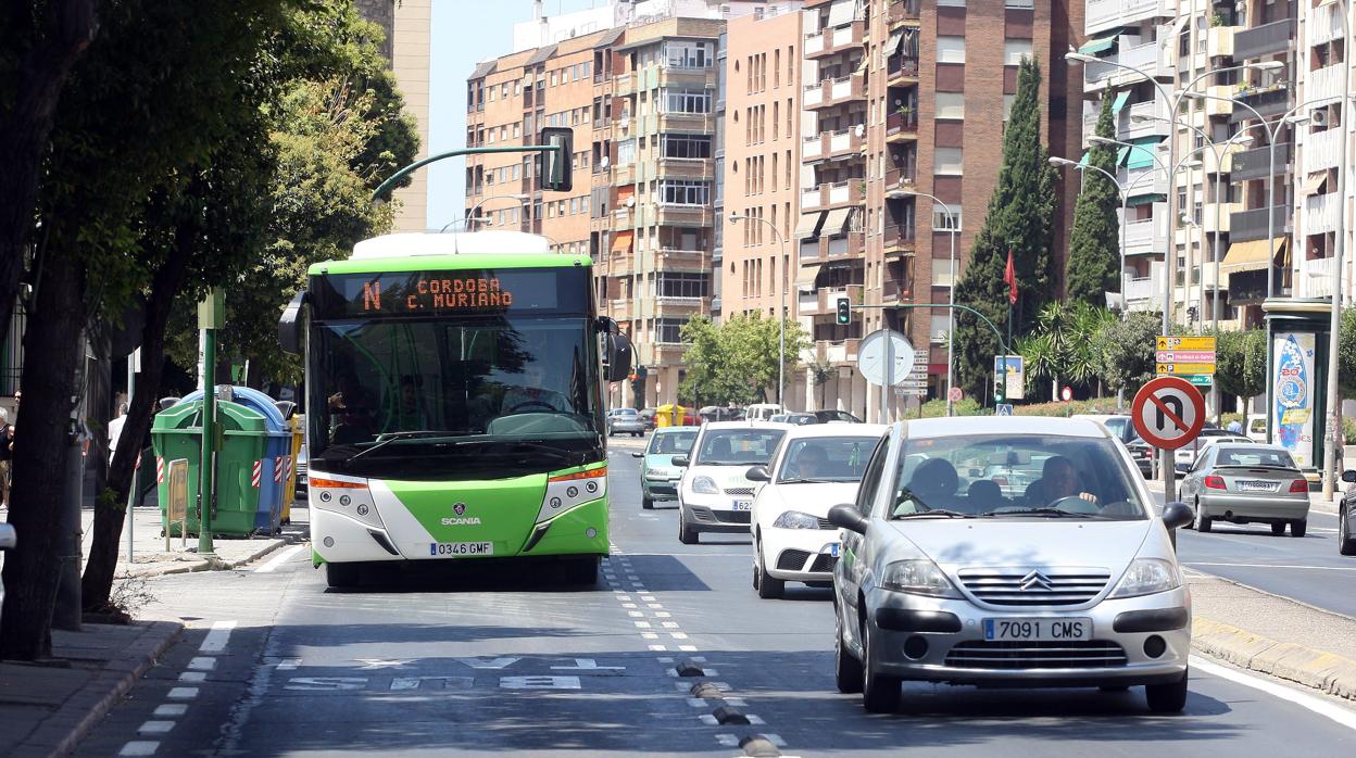 Un autobús de Aucorsa circula por el carril-bus la avenida de las Ollerías