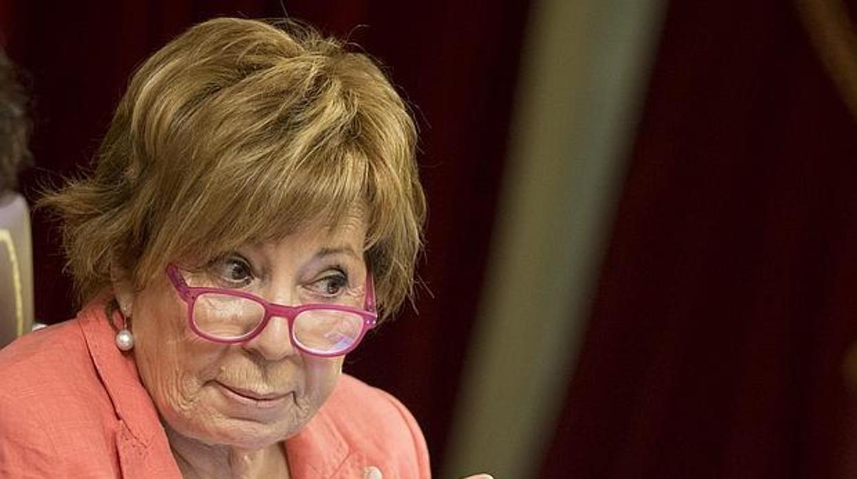 Celia Villalobos seguirá en su escaño, pese al cese en la Diputación Permanente