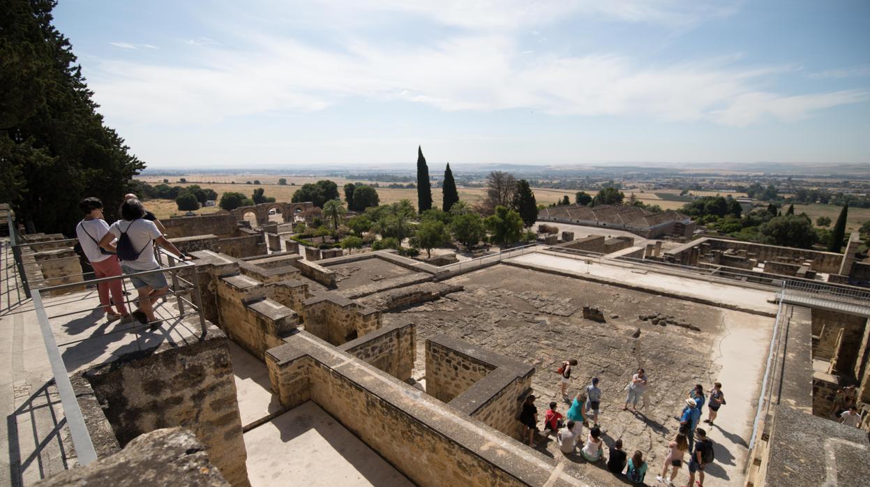 Turistas visitan el yacimiento arqueológico de Medina Azahara