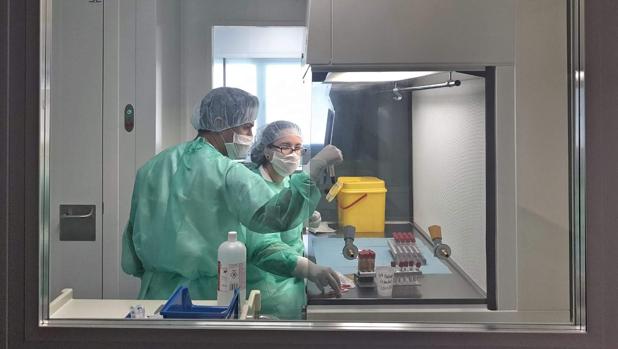 El nuevo hospital de La Línea ya dispone de una sala de última generación para preparar medicamentos