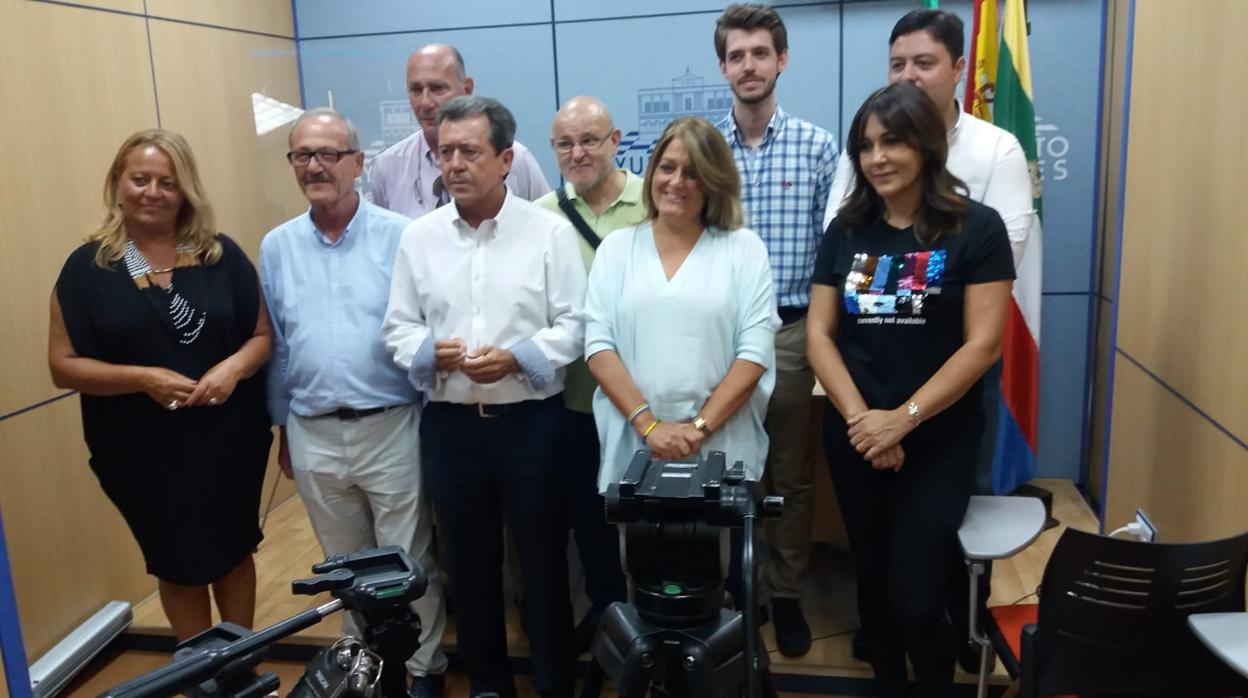 El alcalde de Linares, Juan Fernández, junto a concejales del nuevo equipo de gobierno
