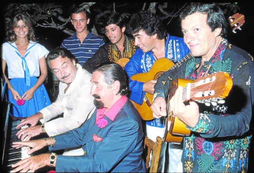 Alfonso de Hohenlohe y Jaime de Mora, al piano en una fiesta en 1974