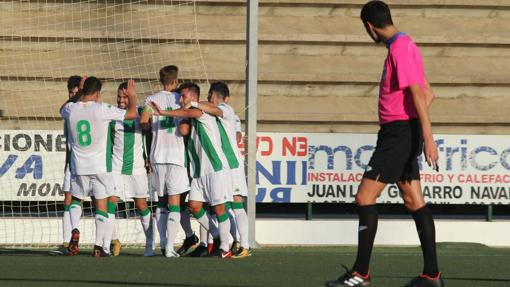 El filial blanquiverde celebra uno de los goles ante Los Barrios