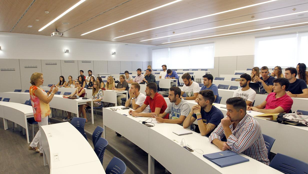 Alumnos atenienden a la profesora en una clase impartida en la Universidad Loyola