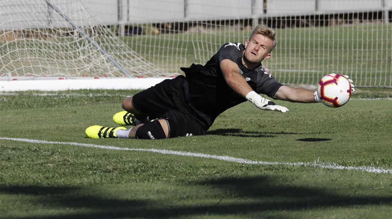 Pawel Kieszek detiene un balón durante un entrenamiento