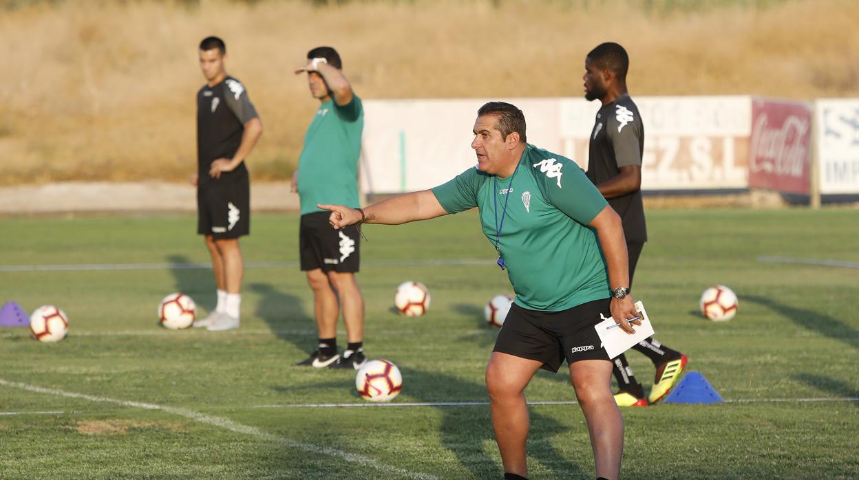 José Ramón Sandoval ofrece indicaciones a sus jugadores durante un entrenamiento