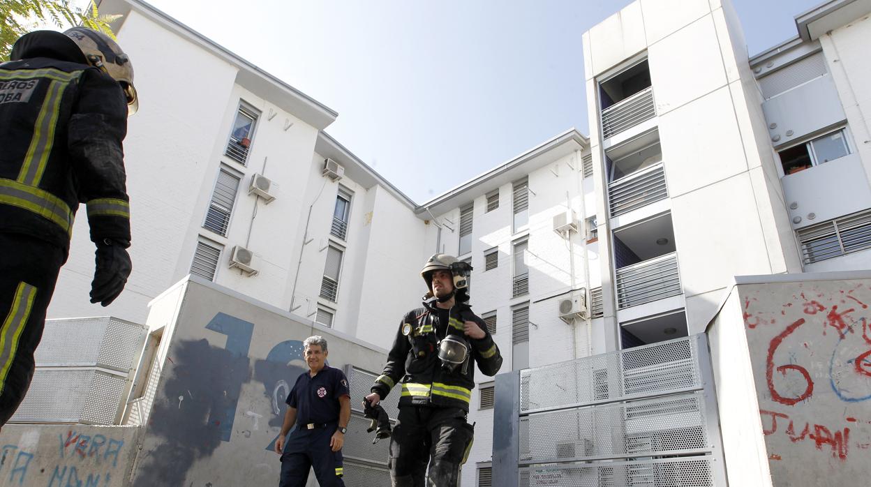 Imagen de archivo de uno de los bloques de la calle Torremolinos tras un incendio