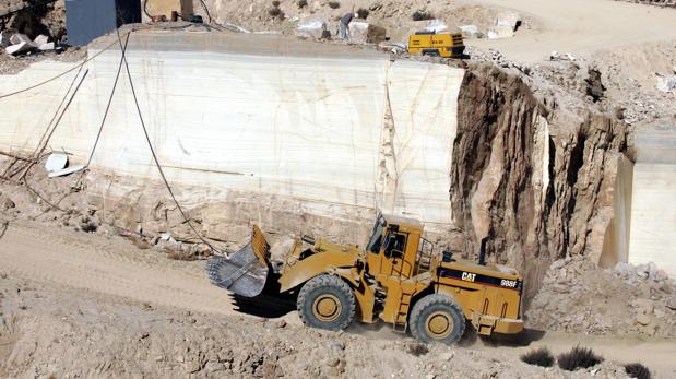 Muere un trabajador al quedar atrapado entre una grúa y un camión en una cantera en Almería