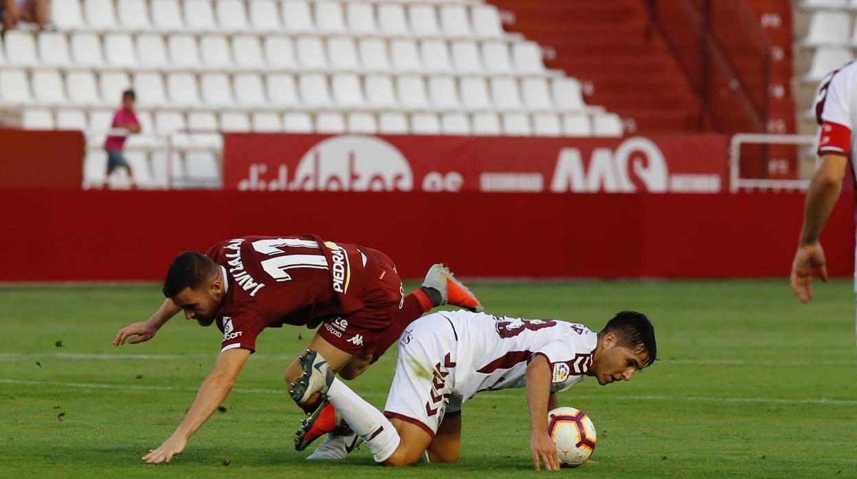 Javi Galán cae al terreno de juego después de una entrada en el Albacete-Córdoba
