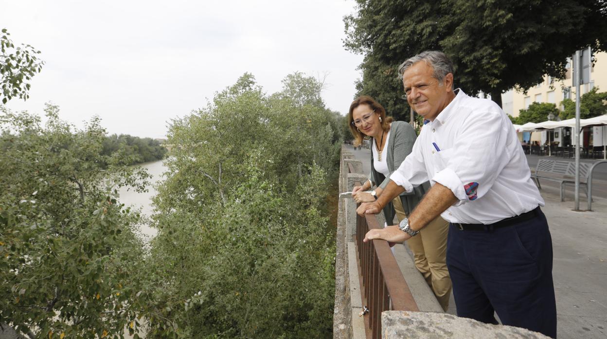 Laura Ruiz y Salvador Fuentes contemplan el Guadalquivir a su paso por Córdoba