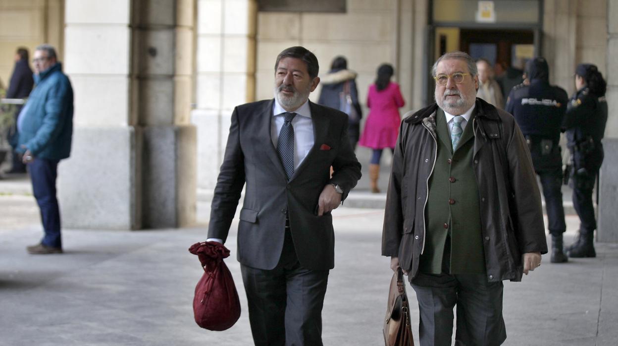 Francisco Javier Guerrero, con su abogado en la puerta del juzgado