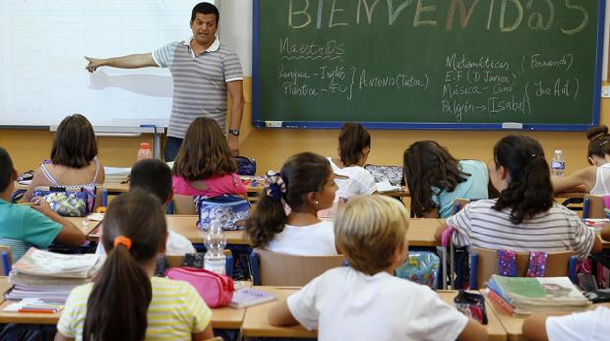 Imagen de un colegio en el primer día de clase