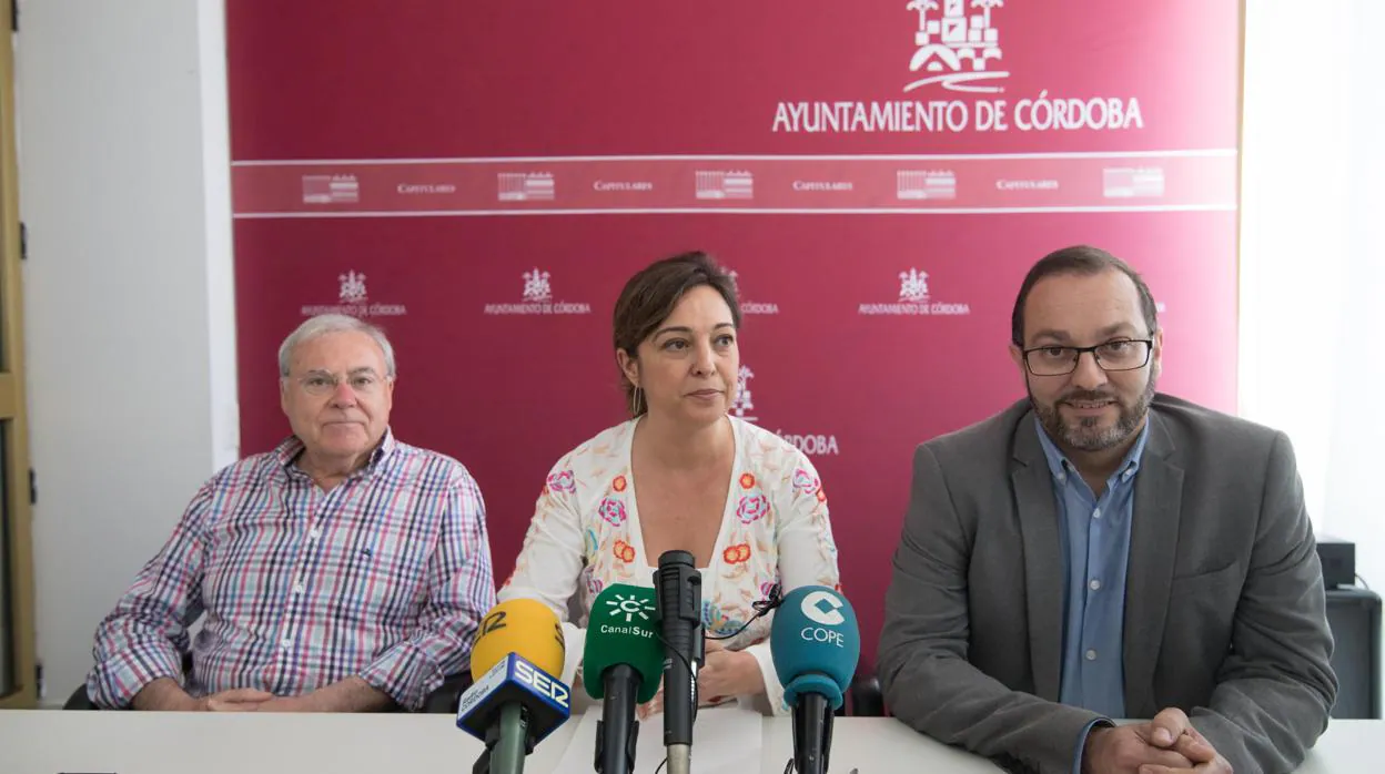David Luque (derecha), junto a Emilio Aumente y la alcaldesa, Isabel Ambrosio
