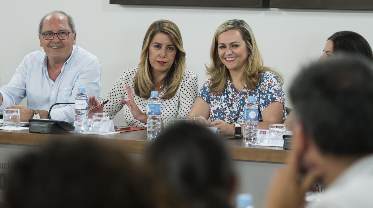 Susana Díaz junto a Juan Cornejo y María Jesús Serrano en la reunión de la Comisión Ejecutiva Regional del PSOE