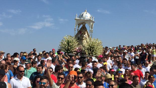 La «Bajá» de la Virgen de la Sierra congrega a más de 3.500 personas en el picacho de Cabra