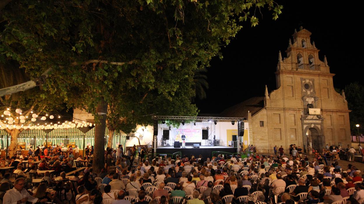 Ambiente de la Velá de la Fuensanta en la plaza del Pocito de Córdoba