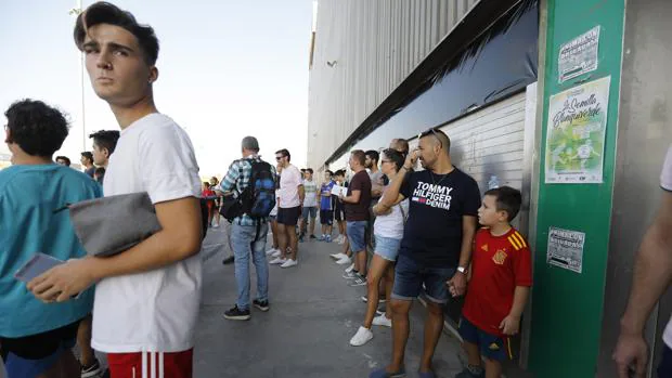 El entrenamiento a puerta cerrada del equipo español provoca la desilusión en la afición de Córdoba