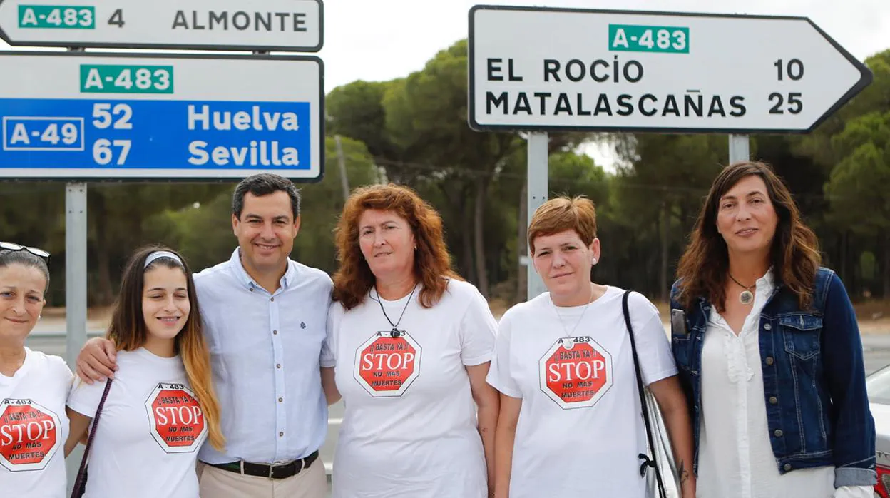 Juanma Moreno y Loles López, con miembros de la plataforma por el desdoble