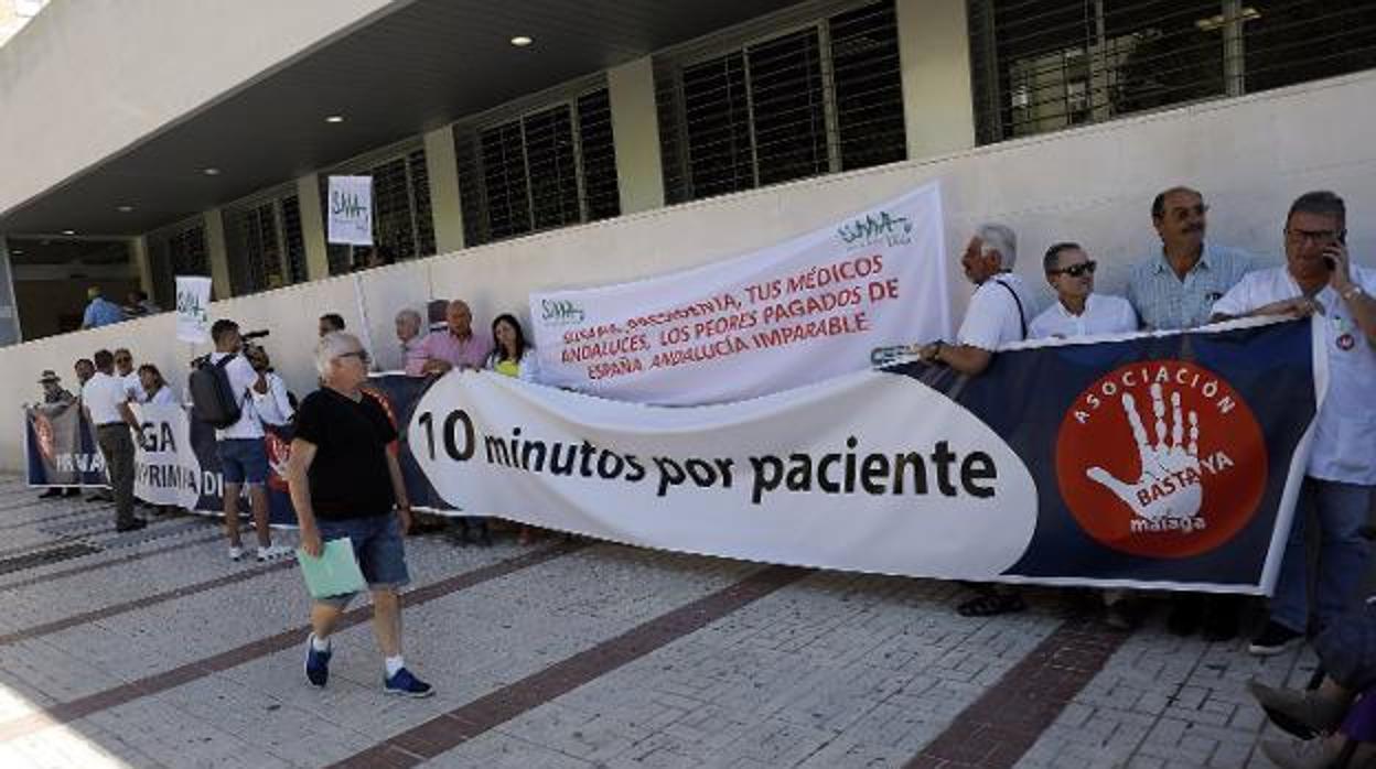 Protesta de la plataforma y del Sindicato Médico en Málaga