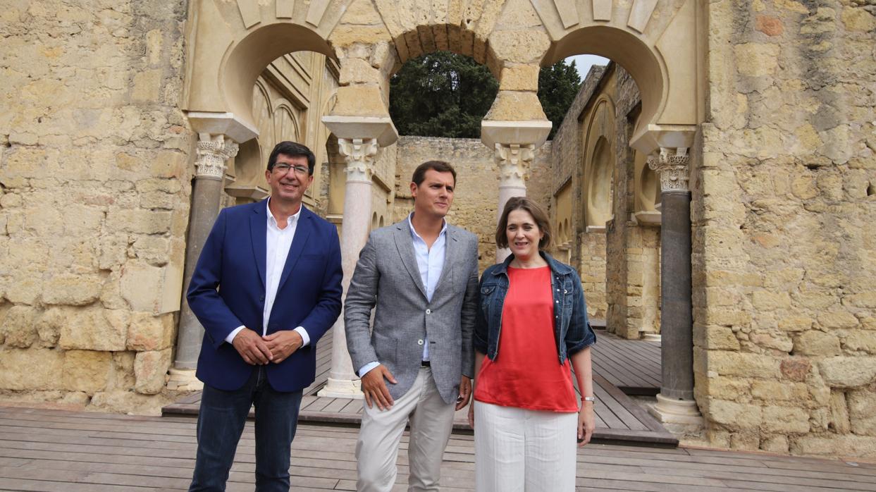 Albert Rivera (centro), en su visita a Medina Azahara