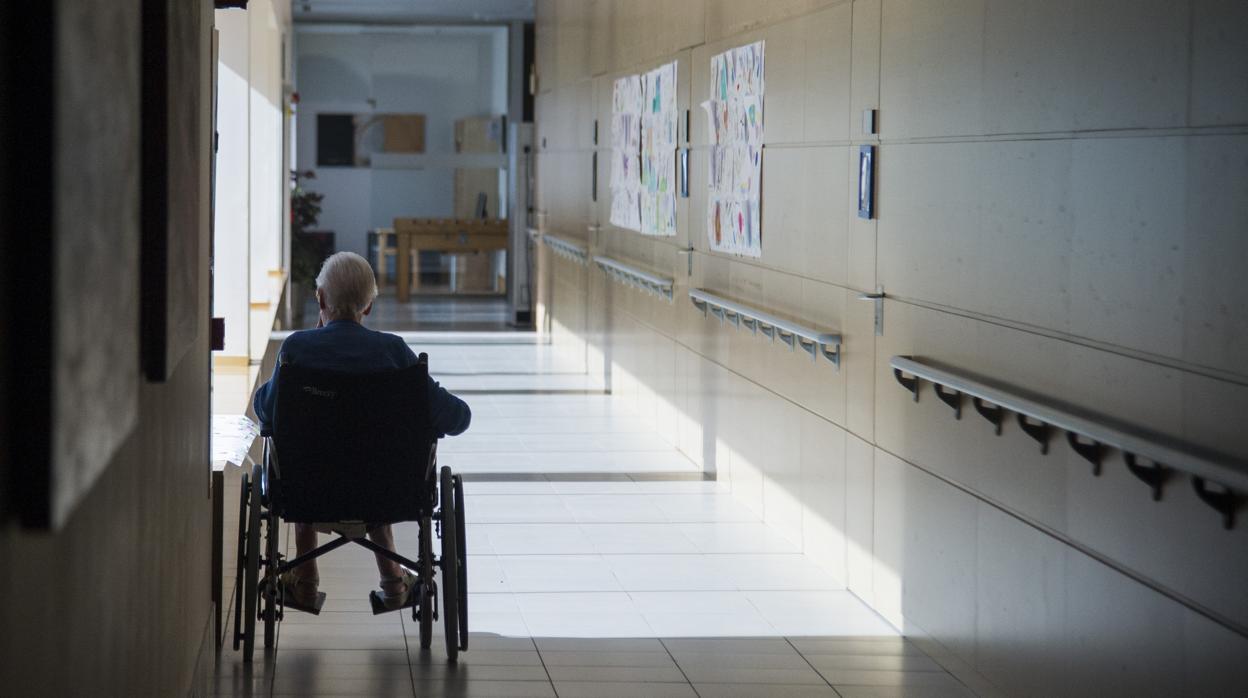 Un hombre en silla de ruedas en una residencia de ancianos