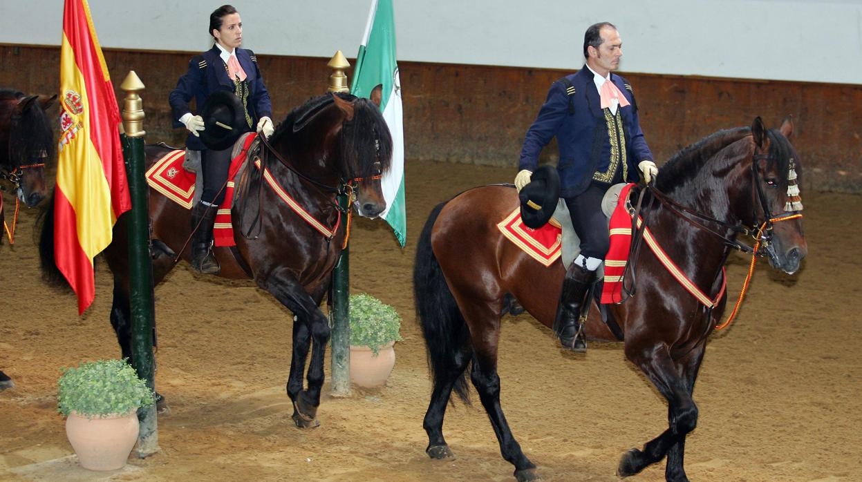 Dos jinetes de la Real Escuela Andaluza de Arte Ecuestre de Jerez