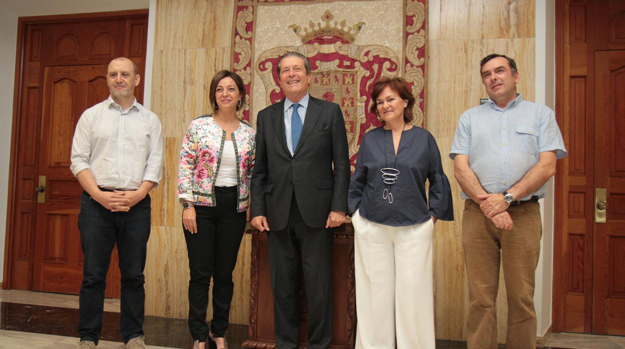 La alcaldesa, con Mayor Zaragoza y otros miembros de la comisión municipal de la Mezquita-Catedral