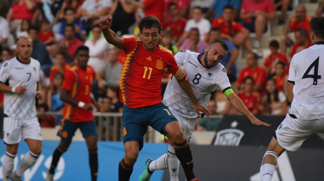 Oyarzabal intenta marcharse de Bare durante el partido de España ante Albania