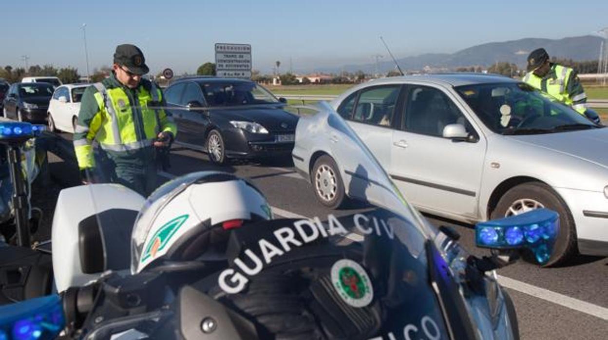 Los inmigrantes fueron sorprendidos por la Guardia Civil en un control de carreteras.