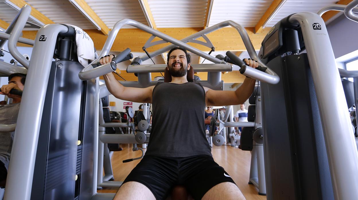 Un usuario hace ejercicio en un gimnasio de Córdoba