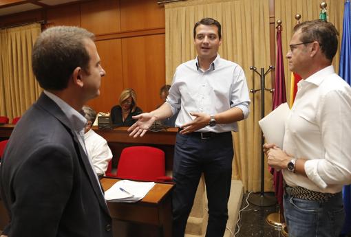 Los portavoces de UCOR, PP y Ciudadanos charlan antes del inicio de un Pleno