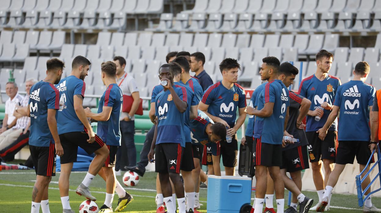 Los jugadores de la selección española sub 21 entrenando en el estadio El Arcángel