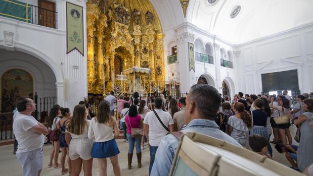 Trasiego en El Rocío en los prolegómenos de la procesión extraordinaria