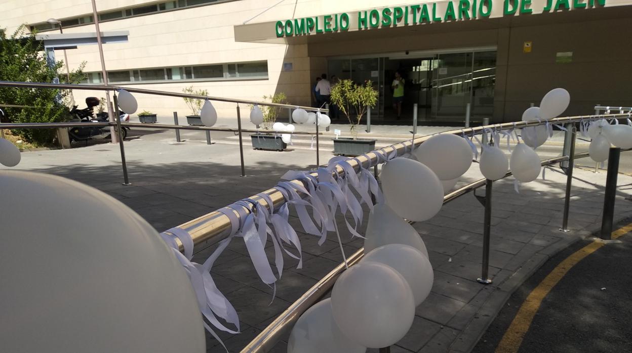 Numerosos lazos y globos blancos en el complejo hospitalario de Jaén