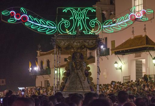 La virgen del Rocío procesiona por la aldea desde este viernes por la noche