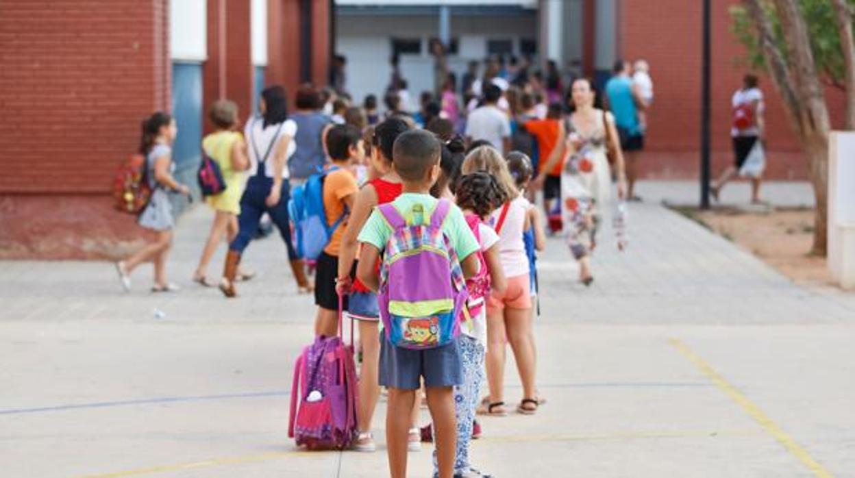 Escolares entran en un centro educativo