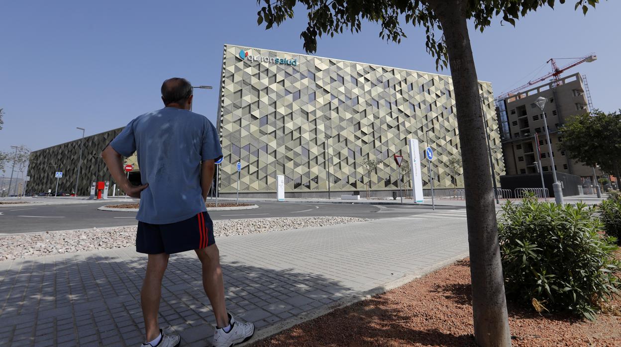 Un hombre contempla el hospìtal de Quirón en Córdoba