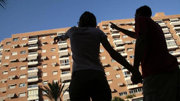 Alquilaba viviendas de vacaciones falsas en Granada y Cádiz