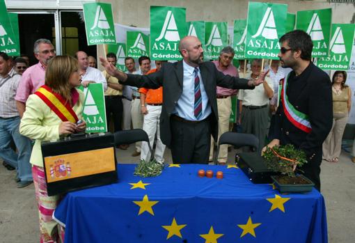 Protesta teatralizada de Asaja Córdoba por las políticas de la UE en materia agraria