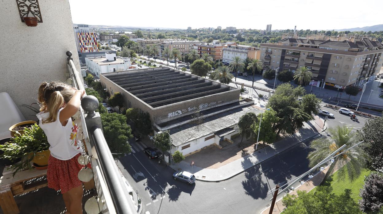 Una niña contempla desde su terraza el Pabellón de la Juventud que será derribado en breve