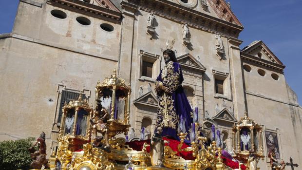 Las túnicas de cola en las imágenes de la Semana Santa de Córdoba, un testigo del viejo esplendor