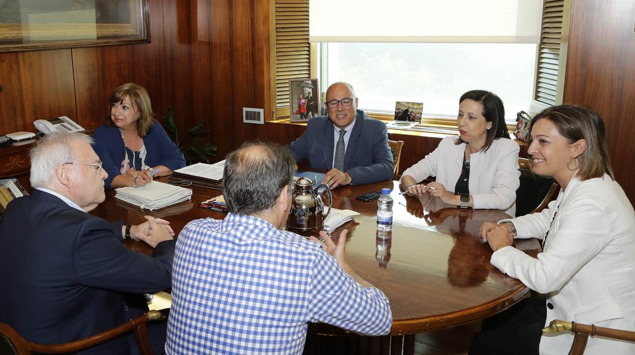 La alcaldesa y la ministra de Defensa, hoy durante la reunión que han mantenido