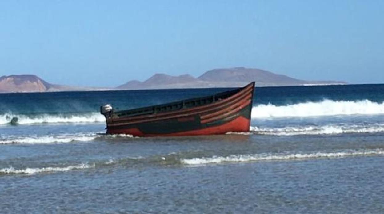 Una patera en la playa