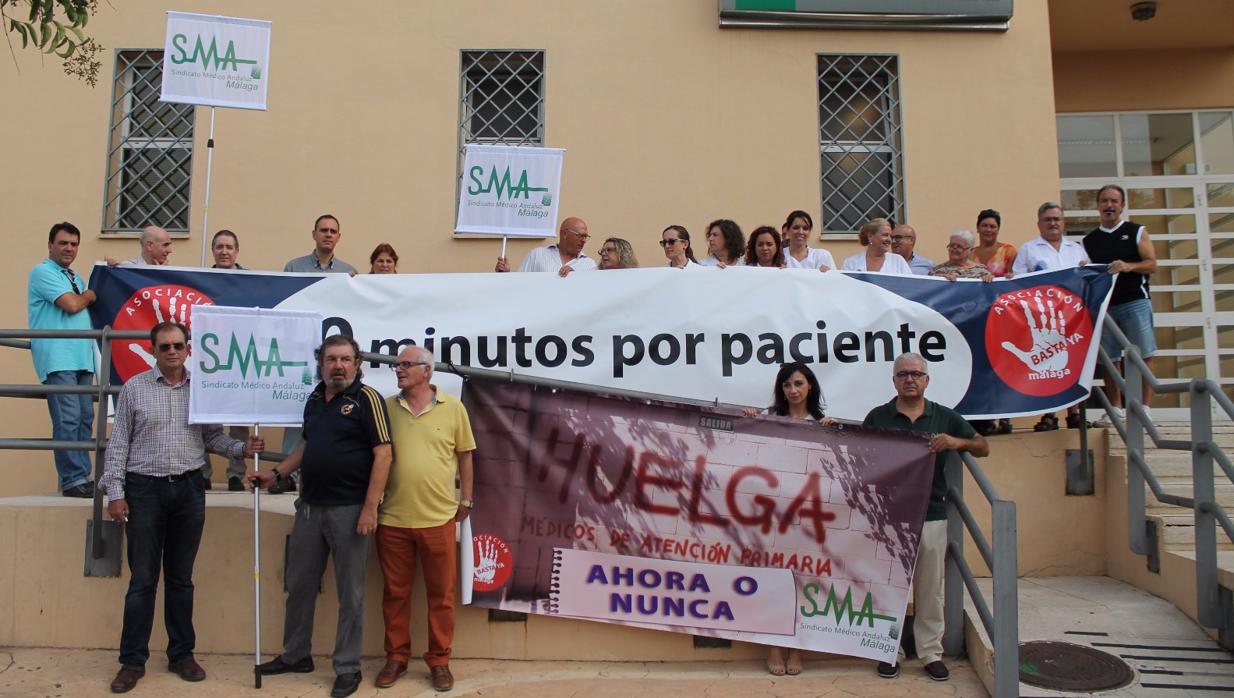 Protesta de los médicos en un centro de salud de la capital este miércorles