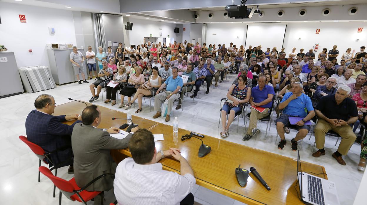 Asamblea en Facua de los afectados por la presunta estafa de iDental en Córdoba