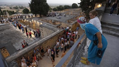 Imagen de la visita teatralizada a Medina Azahara