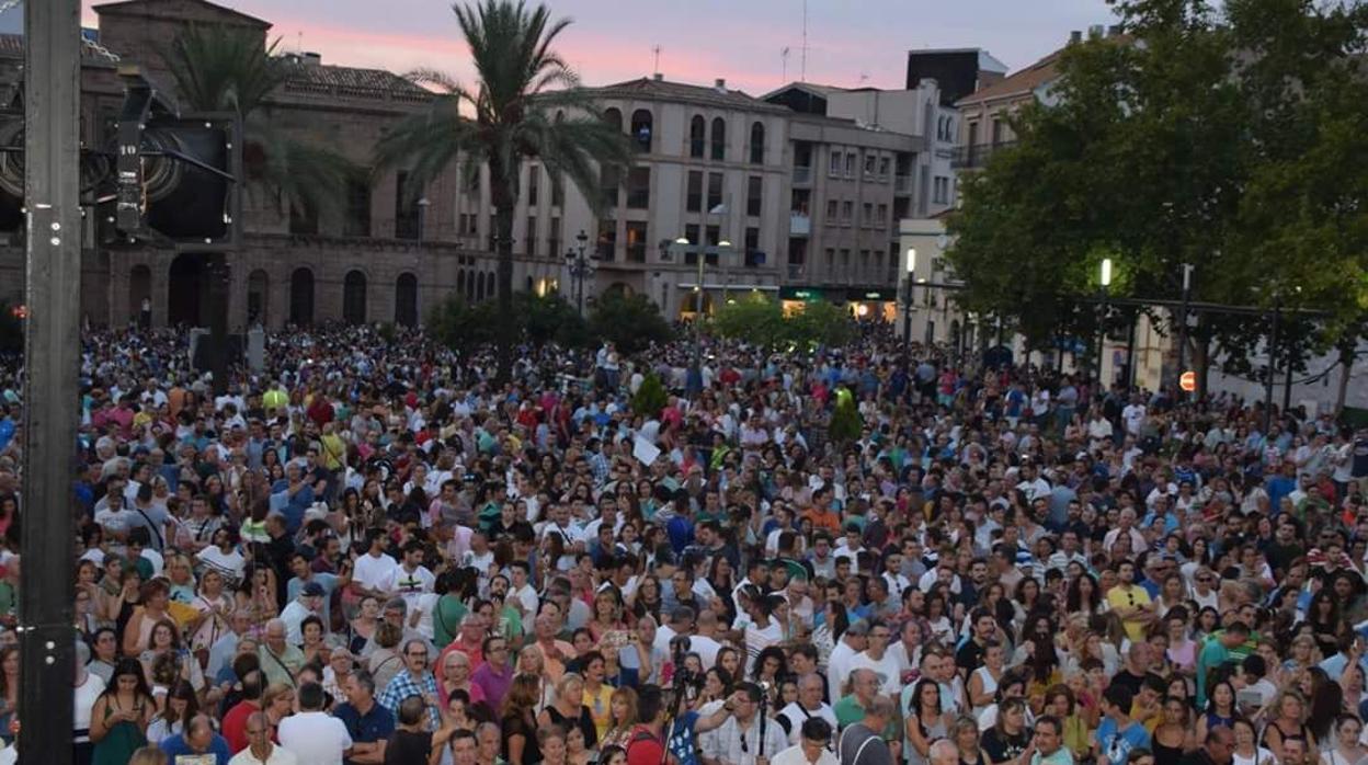 Manifestación organizada en Linares por la plataforma Todos a una en protesta por la situación socioeconómica