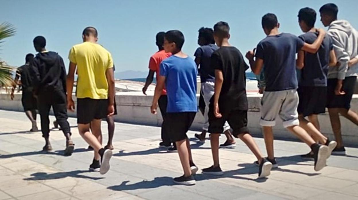 Un grupo de menores inmigrantes pasea por La Línea de la Concepción