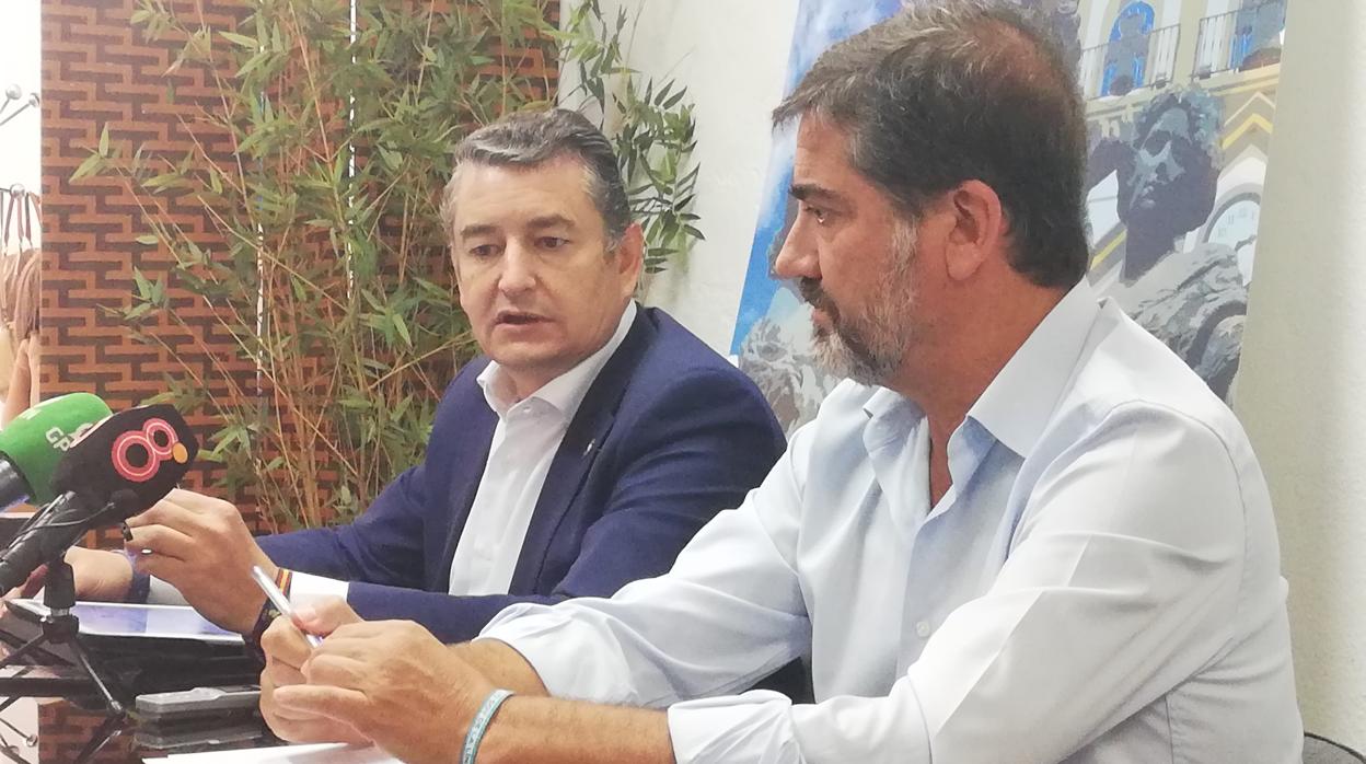 Antonio Sanz, a la izquierda, junto al presidente del PP de La Línea de la Concepción.